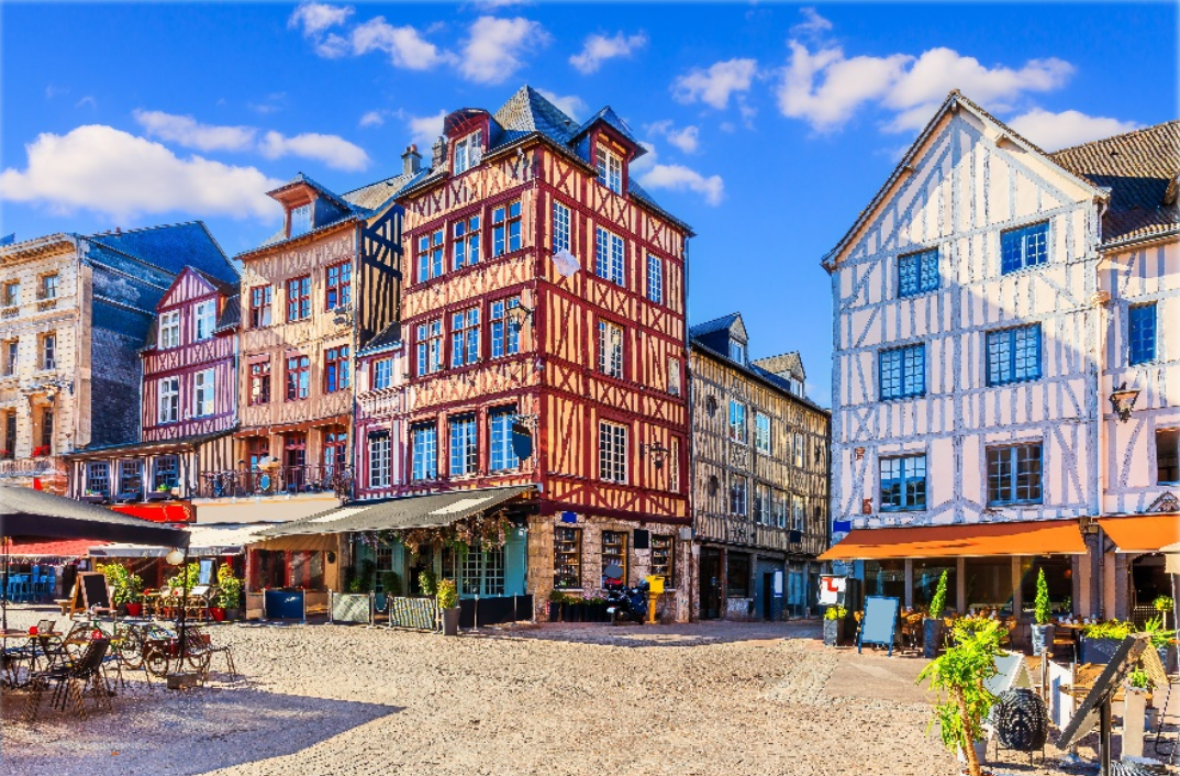 place d'une ville avec des maisons à colombage colorés
